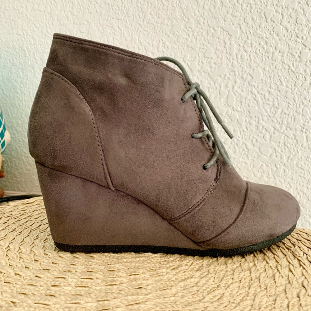 All suede gray worn to one reception. COMFY